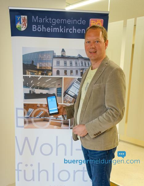 Ing. Franz Haunold und Buergermeldungen App auf Smartphone