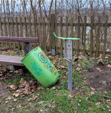 Abfallbehälter im Schlosspark demoliert