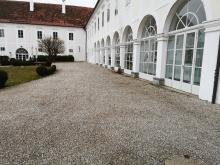 Fehlende Sitzbänke Innenhof Schloss Enns Egg 