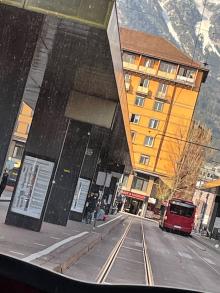Kaputte Lampenabdeckung hängt oberhalb von Hauptbahnhof über Menschen
