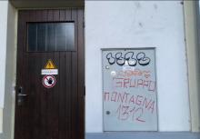 Vandalismus mit Hassbotschaften auf öffentlichem Gebäude (IKB)