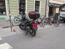 Moped verstellt Radabstellplätze am Claudiaplatz 1