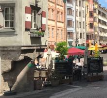 Restaurant Ottoburg blockiert entlang der Gebäude den Fussgängerweg 