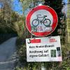 AW: Verkehrsschild am Beginn vom Alpenzoo-Spazierweg verunstaltet