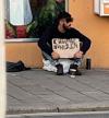 AW: Bettler mit Schild: „ICH HABE HUNGER“