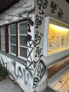 Graffiti Bushaltestelle Igls Altes Rathaus