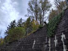 Stützmauer Bichlweg, oberhalb des alten Luftschutzstollens