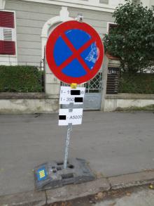 Claudiaplatz: widersinnige "Halten und Parken verboten"-Schilder