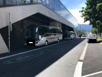 Reisebusse parken unter der Station messe