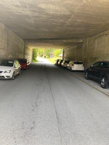 Autos Parken auf Gehweg 