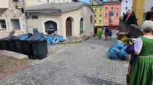 Müll beim Festungsaufgang vom Unteren Stadtplatz auf Höhe Kirchgasse: