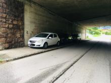 Parkende Autos auf Gehweg in Tunnel