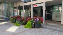 Vergessene Blumencontainer vor den Eingängen zu Arkadenplatz 6 und KG