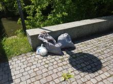 Restmüllsäcke an der Aachbrücke illegal abgestellt