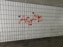Vandalismus in Fußgängerunterführung Praxedisplatz - Schmierereien und viele politische Aufkleber