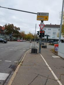  Behinderung und Unfallgefahr am Radweg am Friedrich-Ebert Platz 