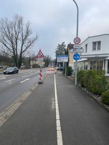 Benutzungspflichtiger Radweg durch Baustelle blockiert 