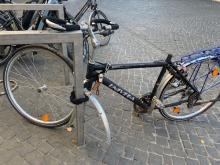 Teilweise ausgeschlachtete, verrostete, alte und angekettete Fahrräder am Münsterplatz