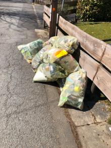 10 Müllsäcke auf der Straße 